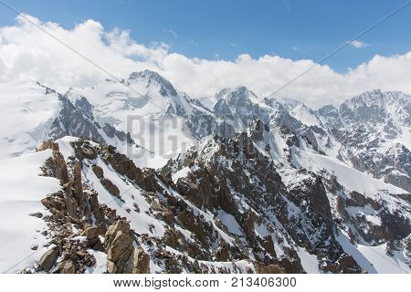 Wonderfull mountain ladscape (snow, highland, peak, cloudy)
