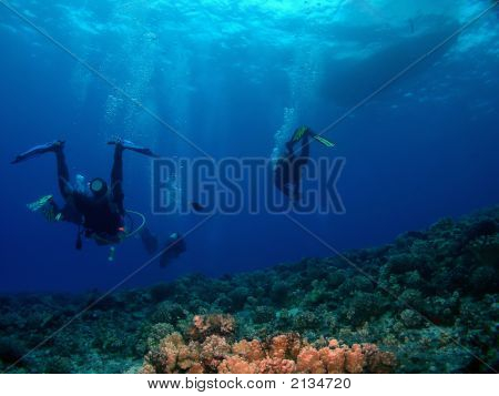 ดำน้ำและเรือเหนือแนวปะการังในอุย