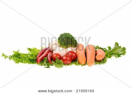 Ensalada de zanahoria Musrooms pimienta aislado sobre fondo blanco