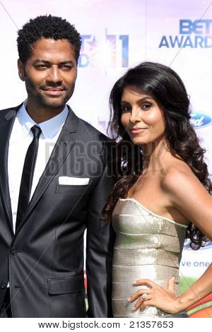LOS ANGELES - JUN 26: Eric Benet, Manuela Testolini přijíždí v 11 roční BET Awards na Zuzka