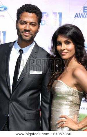 LOS ANGELES - JUN 26: Eric Benet, Manuela Testolini přijíždí v 11 roční BET Awards na Zuzka