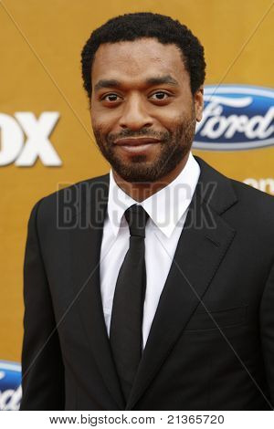 LOS ANGELES - FEB 26: Chiwetel Ejiofor Ankunft der 41st NAACP Image Awards - gehalten am Schrein 