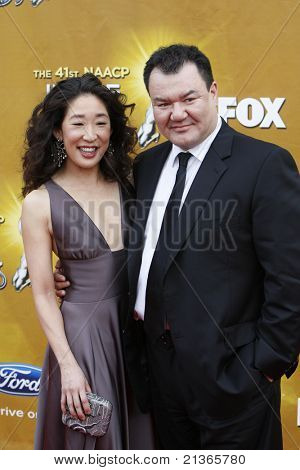 ลอสแองเจลิส - 26 feb: Sandra Oh และ Patrick Gallagher 41 NAACP ภาพรางวัล - จัด