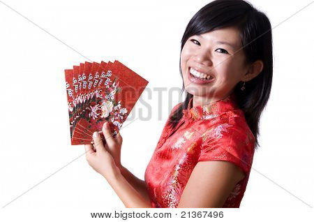 สาวโอเรียนเต็ลมีความสุขกับ cheongsam ปรารถนาความสวัสดีปีใหม่จีน