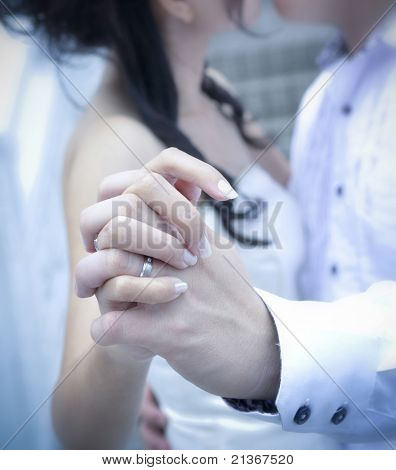 เจ้าสาวและเจ้าบ่าวในวันแต่งงาน จูบเน้นมือ