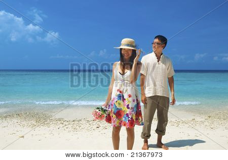 Casal asiático, tendo um grande momento na ilha, Lang Tengah, Malásia