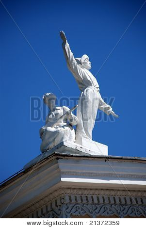 Statua sul tetto a Bishkek