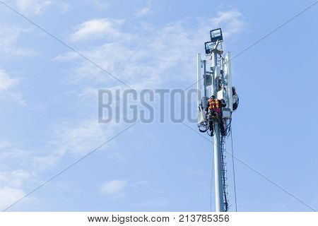 Engineer Setup High Technology Signal Tower For Digital Data Communication Spread Around Cover The C