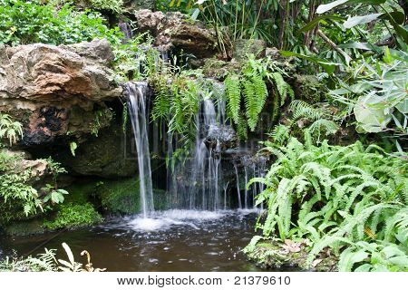 Nádherný vodopád v zahradě