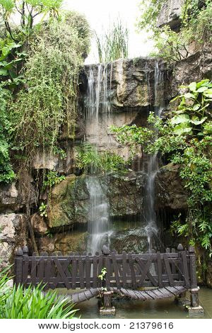 Nádherný vodopád v zahradě