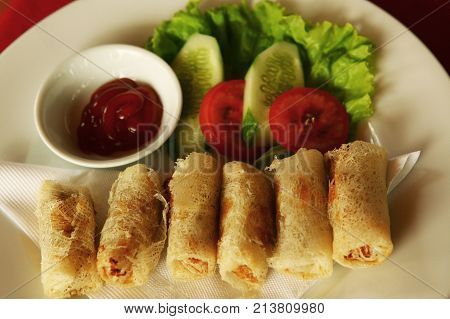 Spring Roll Roasted With Cucumber And Tomato Salad And Sauce