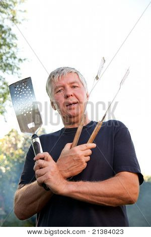คนผู้ใหญ่ wields ปรุงอาหารสำหรับบังกะโล