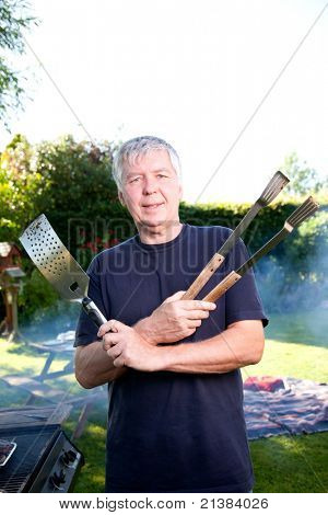 คนผู้ใหญ่ wields ปรุงอาหารสำหรับบังกะโล