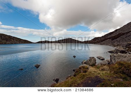 Llyn Hywel net buiten de top van Rhinog Fach