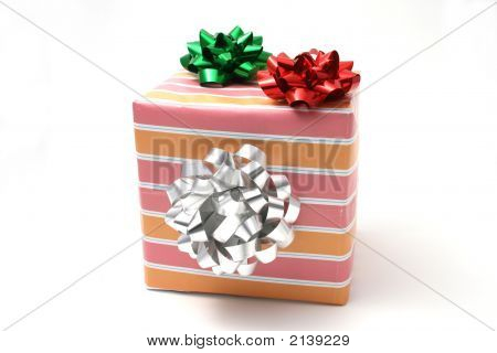 Scatola di carta a righe con un fiocco rosso, verde e argento