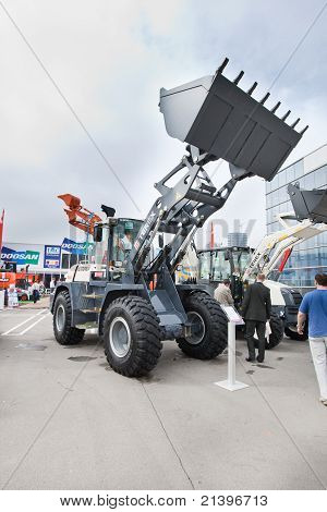 Moskova, Rusya - Haziran 02: Gri dizel ön yükleyici Moskova Uluslararası Fuarı ekranda
