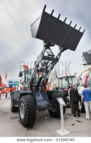 Moskova, Rusya - Haziran 02: Gri dizel ön yükleyici Moskova Uluslararası Fuarı ekranda