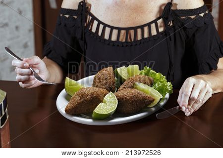 Fried kibble with lemon, quibe