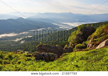 Belles montagnes paysage - montagnes caucasiennes