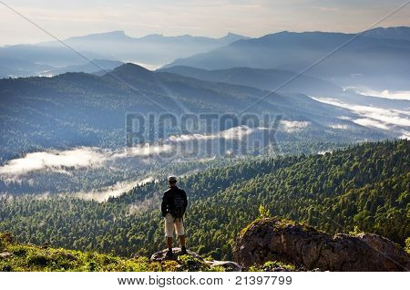 Paysage de belles montagnes et par personne