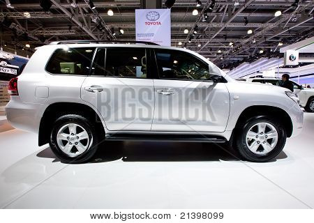 มอสโก รัสเซีย - 25 สิงหาคม: เทารถจี๊ปรถยนต์ Tayota แลนด์ครุยเซอร์ 200 ที่มอสโก Exhibitio นานาชาติ