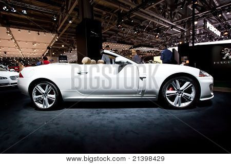 モスクワ, ロシア - 8 月 25 日: ホワイト スポーツ車ジャガー Xk モスクワ国際展 Interauto で