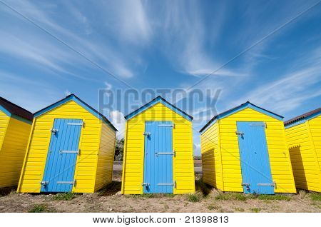 Cabañas de playa amarilla en verano