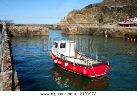 เรือตกปลาแดงในฮาร์เบอร์ที่ Portreath คอร์นวอลประเทศอังกฤษ