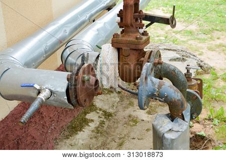 Iron Old Rusty Corrosion-proof Industrial Metal Pipes With Flanges Valves Transitions And Branches F