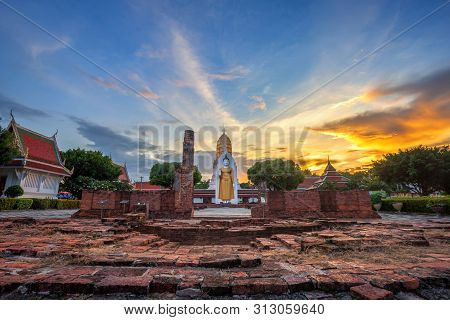 Buddha Statue At Sunset Are Buddhist Temple And Major Tourist Attractions At Wat Phra Si Rattana Mah