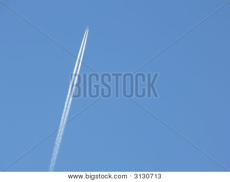 Avião no céu azul