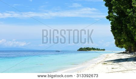 Beautiful Scene Of White Beach And Junle On Pulau Sibuan Island,  Semporna, Sabah, Malaysia