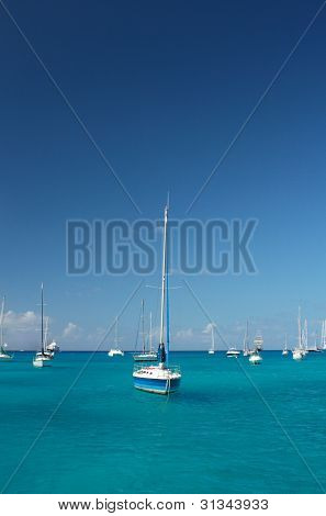Bateaux, yachts et eau claire torquoise
