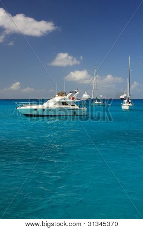 Bateaux, yachts et eau claire torquoise