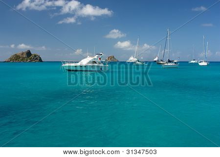 Eau claire torquoise, île tropicale dans les Caraïbes, yachts et bateaux