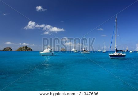 Eau claire torquoise, île tropicale dans les Caraïbes, yachts et bateaux