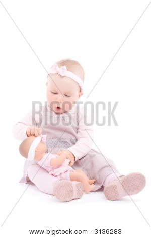 Suloinen Ittle tyttö Pelaa Doll