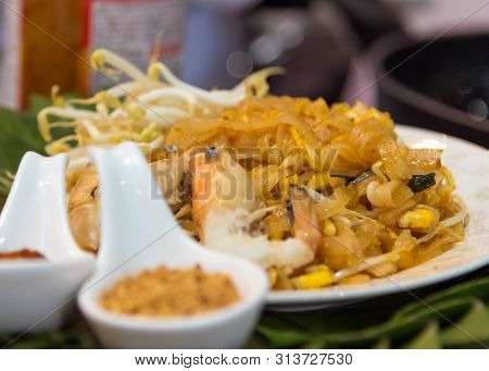 Pad Thai Goong Sod (fried Rice Sticks With Shrimp)