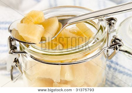 Chutney di pere e un piccolo cucchiaio