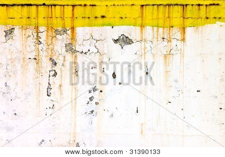 Grungy vanhan muurin ruosteinen keltainen maali