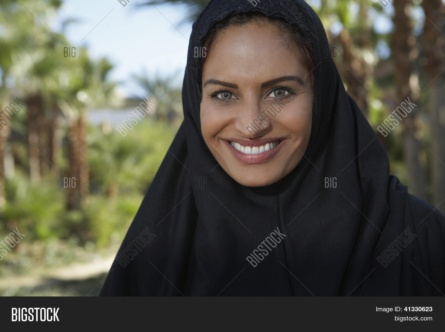 женщина в черном 2 призрак. красивая девушка в капюшоне. сон женщина в черном платке. певица в черном платке. черная паранджа.