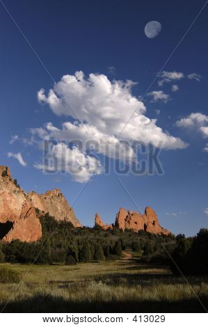 Wolken en rotsen