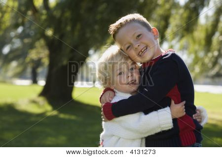 Jovens irmãos abraços