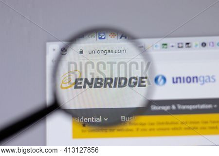 New York, Usa - 18 March 2021: Enbridge Union Gas Company Logo Icon On Website, Illustrative Editori
