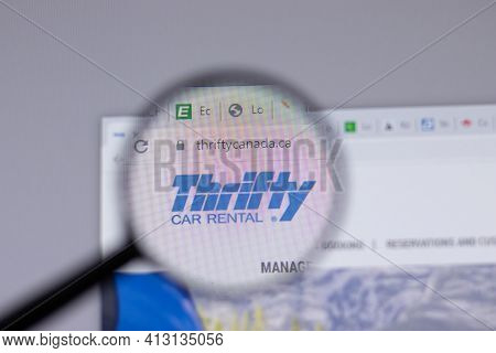 New York, Usa - 18 March 2021: Thrifty Car Rental Company Logo Icon On Website, Illustrative Editori