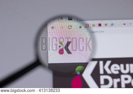 New York, Usa - 18 March 2021: Dr Pepper Snapple Group Company Logo Icon On Website, Illustrative Ed