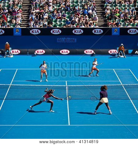 MELBOURNE - Januar 22: (Front L) Venus und Serena Williams in einem Doppel match gegen Sara Errani ein