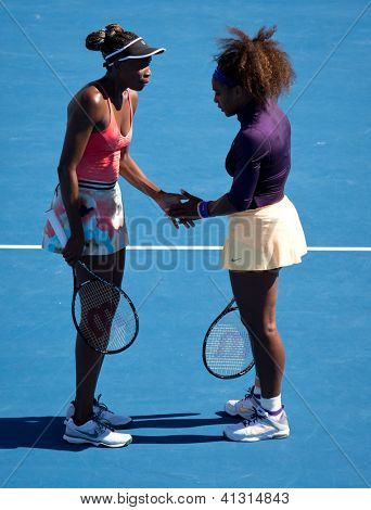 MELBOURNE - Januar 22: Venus (L) und Serena Williams aus den USA in einem Doppel-Match bei der 2013-Aust