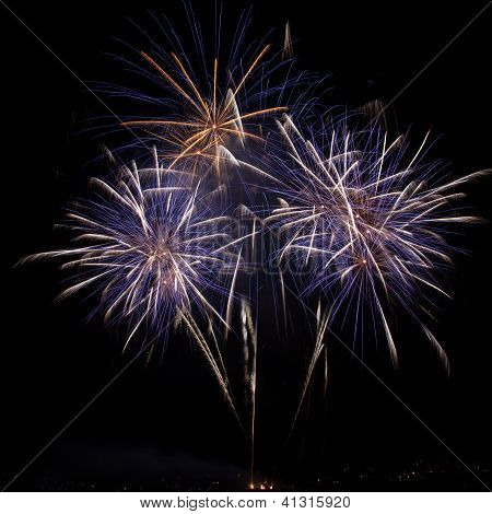 Fogos de artifício no céu noturno