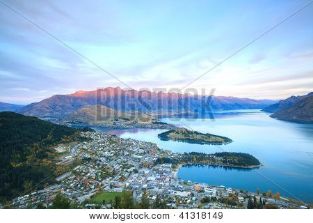 Letecké panorama pohled na západ slunce novozélandského Queenstown